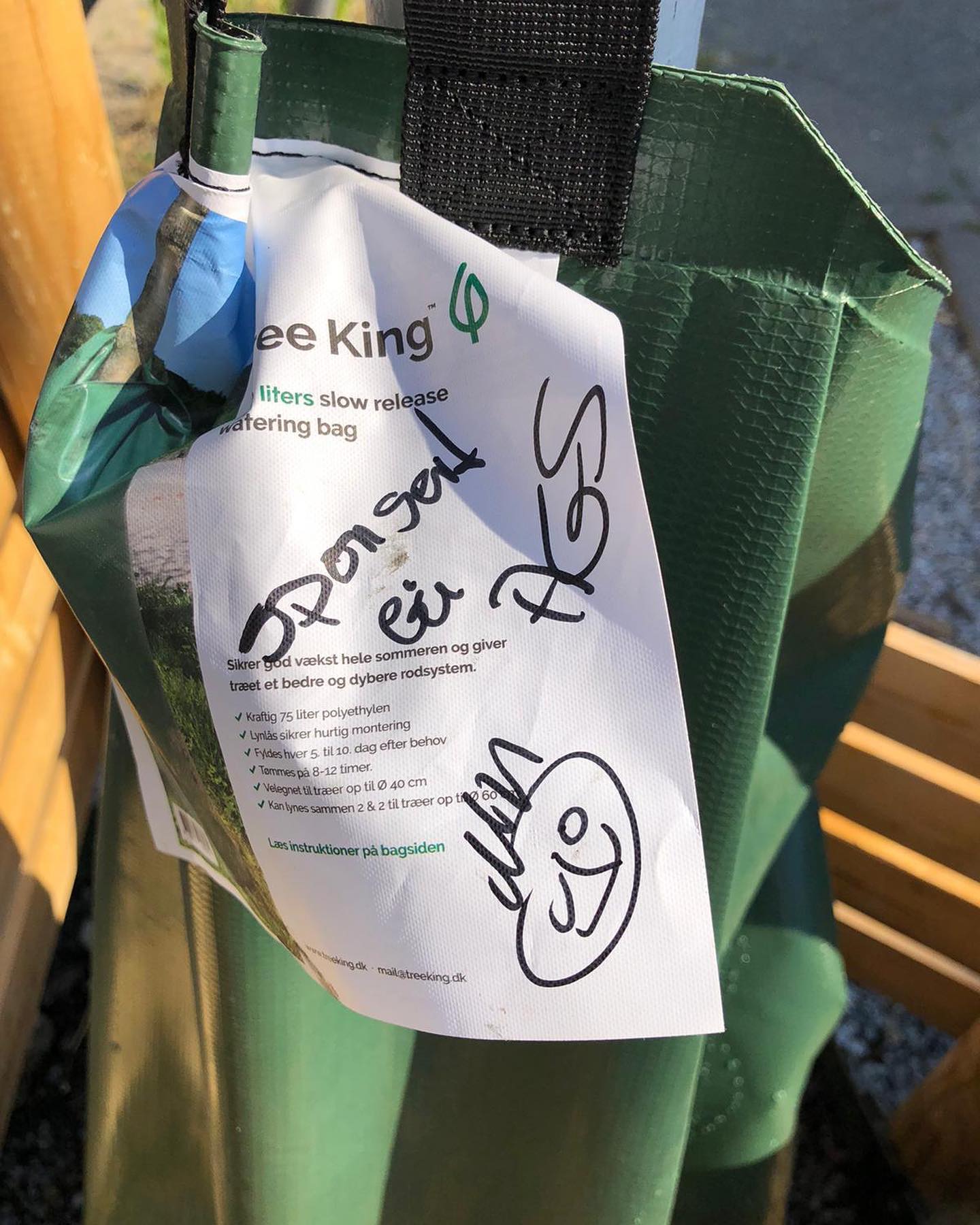 HERTLING Berlin water bag for a tree up close