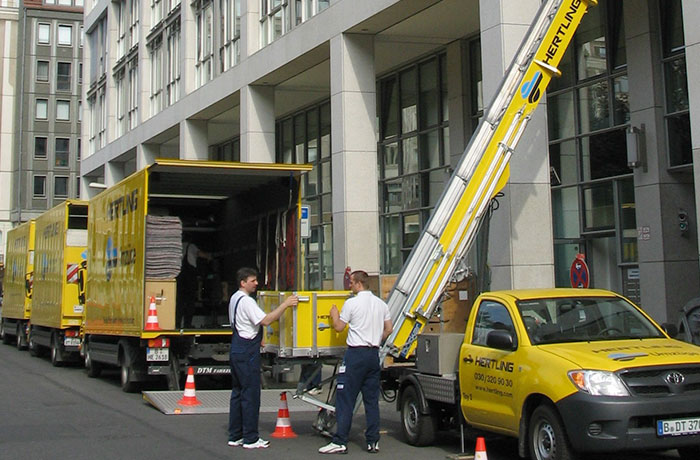 Truck 2 man and outside elevator