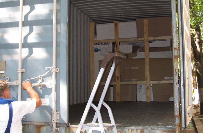 Container für Überseeumzug wird geladen in Frankfurt am Main