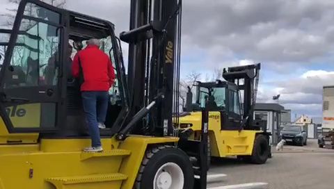 New forklift for the container warehouse in Berlin