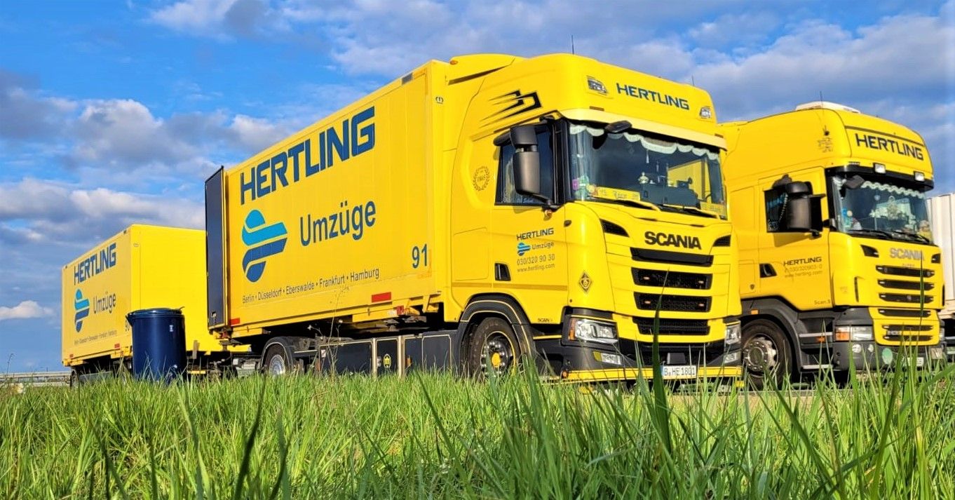 Hertling arbeitet als Team - Gruppe von Lkw