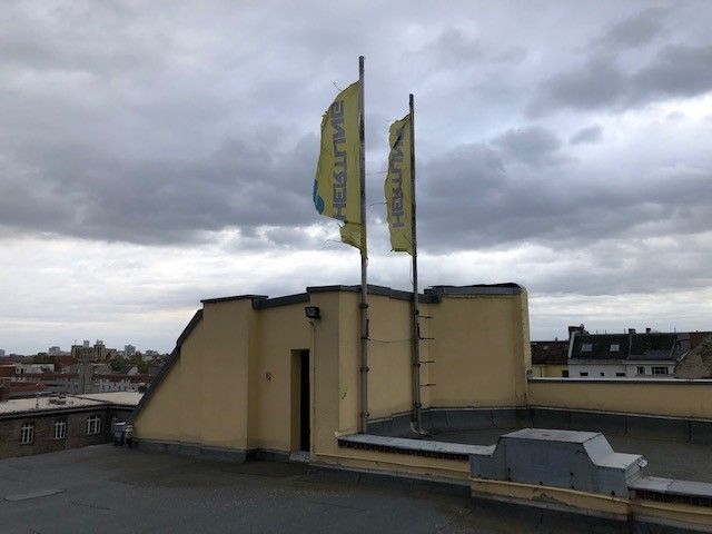 Der Sturm hat uns glücklicher Weise nur die Fahnen auf dem Dach des Stammhauses in Fetzen gerissen.